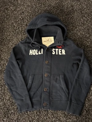 Hollister cardigan -2000s - Säljer nu denna supereftertraktade Hollister-cardigan! L passar även M Skicket är 8/10 | välvårdad och i  fint skick | Perfekt plagg nu i säsong och väldigt populär | så först till kvarn | den här blir såld snabbt! Utan snören!