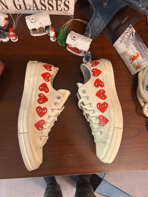 Converse x CDG  - Säljer ett par Converse x Comme des Garçons Play sneakers i super skick, pris kan diskuteras!