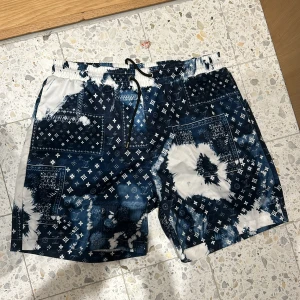 Blå/vita badbyxor  - Snygga badbyxor, säljer billigt. Fraktar inom en dag.