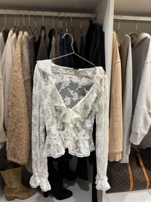 Vit spets blus  - Säljer denna jättefina vita spets blusen, aldrig använd. Kom privat för fler bilder💗