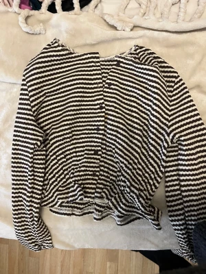 Randig topp - Väldigt enkel o fin topp med knappar