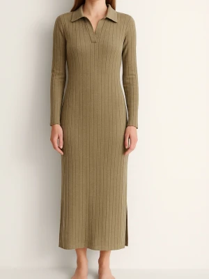 Ribbad långklänning från Pieces XS - Snygg ribbad långklänning från Pieces i beige ton. Klänningen har lång ärm, krage och v-ringad hals. Materialet är mjuk bomull med stretch och den har slits på sidorna för extra rörelsefrihet. Perfekt för dig som gillar stilrena och bekväma plagg.