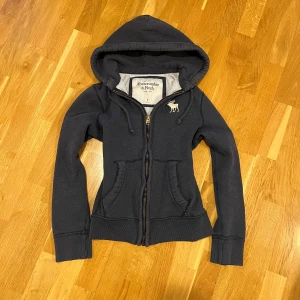 Abercrombie & Fitch Zip Up Hoodie - Väldigt fin vintage A&F zip-up i mycket bra skick.  Tveka inte att höra av er vid ytterligare frågor!