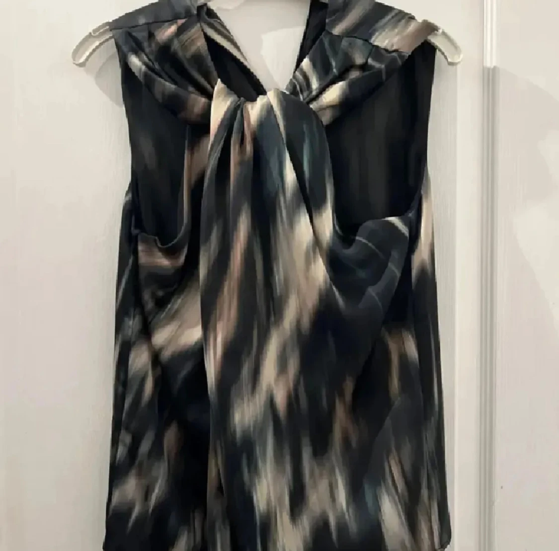 Mönstrad ärmlös blus