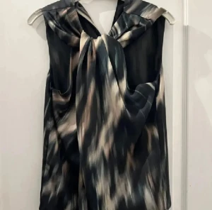 Mönstrad ärmlös blus - Superfin blus! 