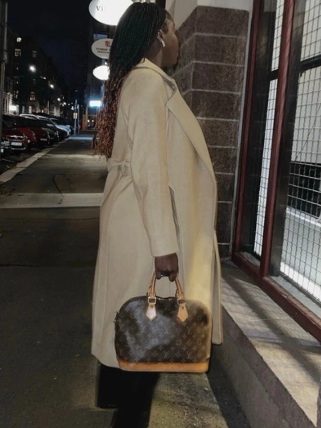 Beige kappa med bälte och bred krage