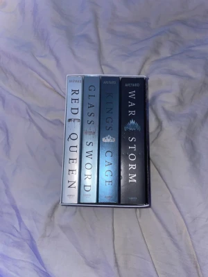 Red Queen Box Set - Red queen bok serien aldrig läst dom de är i väldigt bra skick boxen är inte jätte bra skick