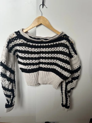 Virkad tröja från Zara - En fin virkad tröja från Zara. Passar med raka och slitna jeans.