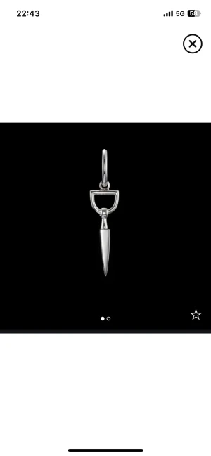 Bitten earring par - Säljer ett par slutsålda Bitten örhängen från Maria Nilsdotter i  silver. Designen är edgy med en spetsig, hängande form och en unik detalj upptill. Kommer med originalask,kvitto och påse. Perfekt accessoar för dig som gillar statement-smycken.  (Pris kan diskuteras)