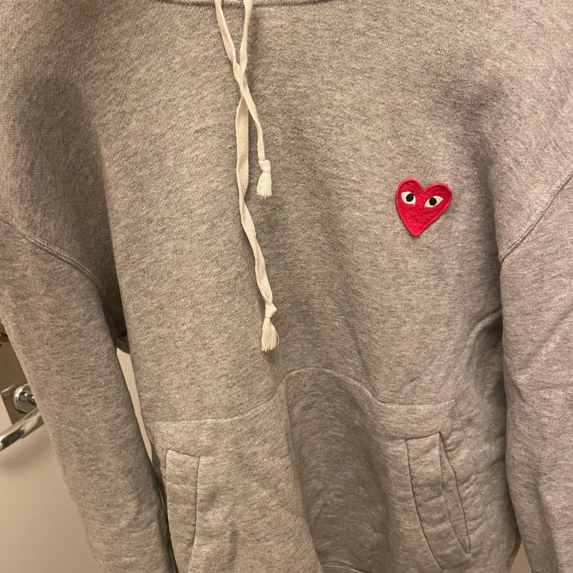 Grå hoodie Comme des Garçons Play - 1