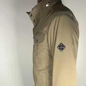 J.Lindeberg field jacket - Säljer en extremt snygg och trendig J.Lindeberg field jacket i bra skick, lite tecken på användning här och där men inga stora defekter, storlek M, vid frågor är det bara att skriva //Gramenti