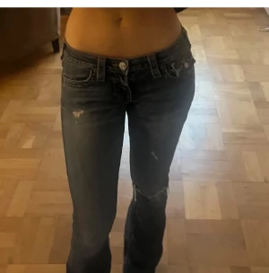 Levis  low waist bootcut jeans blå - True religion jeans i w25 midjemått 35 innerbenslöngd 84 sitter perfekt på mig som är 167 det har blivit håll på dom mellan benen men har sytt ihop det kan skicka om bild