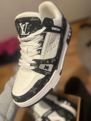  Lou Vuitton Trainers - Helt nya och är för stora för mig pris kan även dskuteras