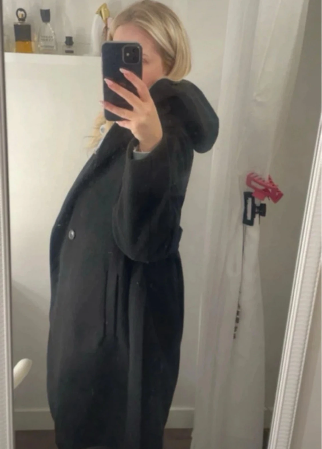 Svart kappa med huva