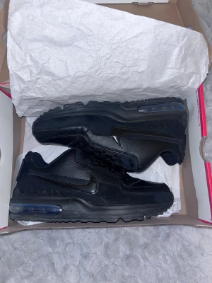 Nike Air Max LTD 30  - Säljer dessa Nike Air max LTD 30. Skorna har en snygg design med svarta detaljer, snörning och Nike-logga på sidan. riktig snygga och sköna att ha på sig. Perfekta för dig som gillar streetwear. ställ gärna mer frågor o bilder på skorna vid intresse (har ej använt dom) priset kan diskuteras 