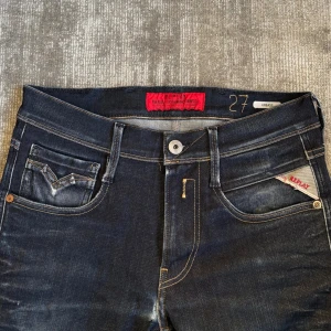 Replay anbass - Snygga replay anbass jeans i storlek 27/32. Det finns en liten slitning (se bilden) men den syns förmodligen knappt när man har på sig dem! Skriv om du har frågor😊