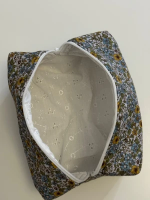 Handgjord necessär av second hand tyger - En handgjord necessär utav second hand tyger. Unik, hållbar och perfekt för att samla alla dina vardagsfavoriter i väskan. Fodrad och stängs med dragkedja. Endast ett unikt exemplar.                  Instagram: secondstitch.bymatilda 💕