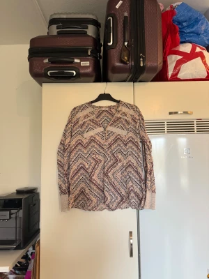 Odd molly blus  - Otroligt vacker beige blus med ett väldigt vacker detaljerat blommig mönster i jordnära färger. Från märket Odd Molly.  Storlek 4 som enligt deras storleksguide motsvarar en XL. Men den är liten i storlek. Kanske mer en M/L. Mycket fint skick, jag hittar inga synliga anmärkningar eller defekter. 