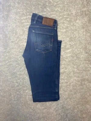 Mörkblå Replay Anbass jeans  - Skick 7/10, liten slitning på baksidan se på bild fyra. |Storlek W30 L34| Modell Anbass villket är slimfit| Gåva ingår vid köp!