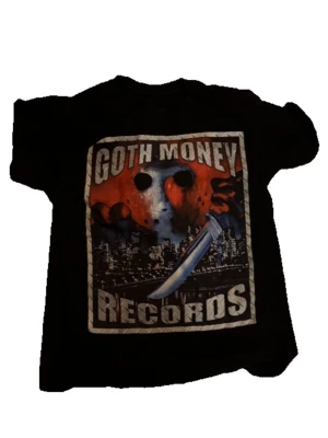 Goth Money Records t-shirt - GOTH MONEY RECORDS T SHIRT STORLEK M, tvärfet och knappt använd. perfekt för halloween om 10 månader 🤥