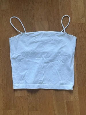 Vit tube topp  - Vit tube topp med smala band, knappt använd.