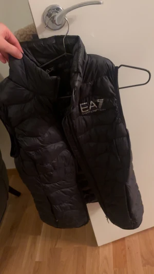 EA7 väst! - Jätte bra sick, storlek står inte. Men skulle gissa på xs-s. 