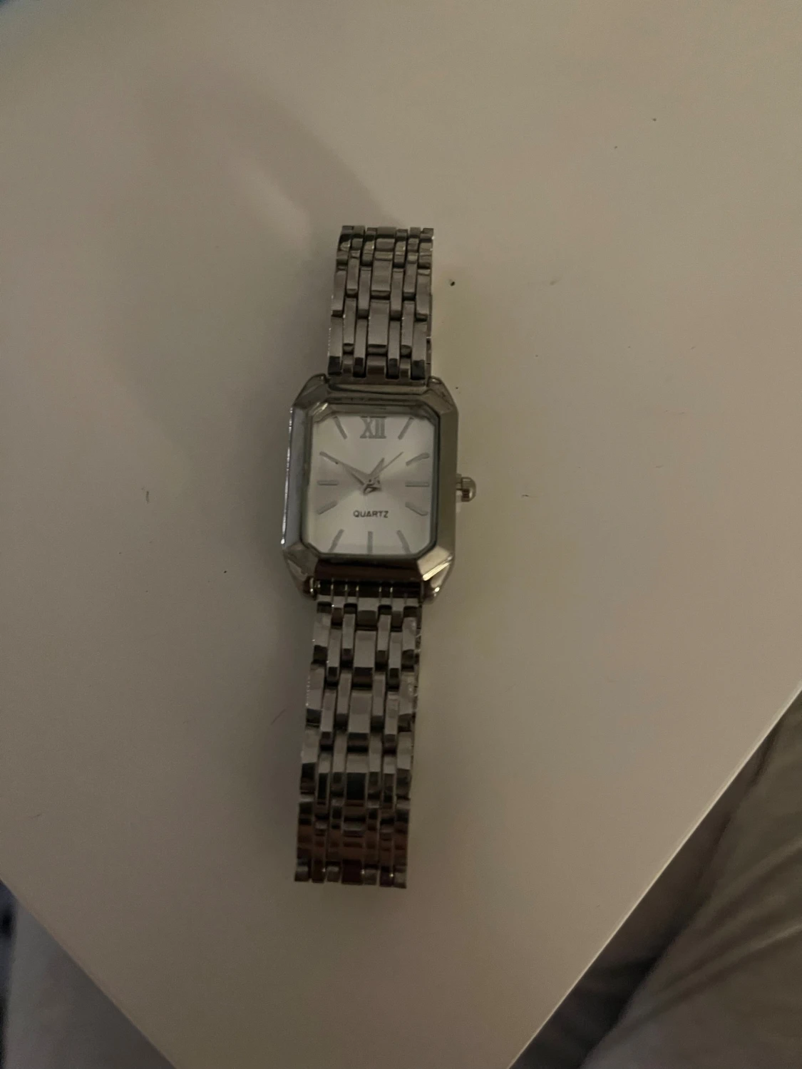 Klassisk silverfärgad fyrkantig klocka