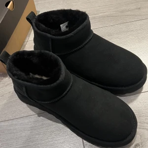 Uggs - Säljer nu mina Uggs som jag köpte förra vintern. De är endast använda ett fåtal gånger och är fortfarande i mycket gott skick. Perfekta för både vardag och kyligare dagar. Pris är fast.