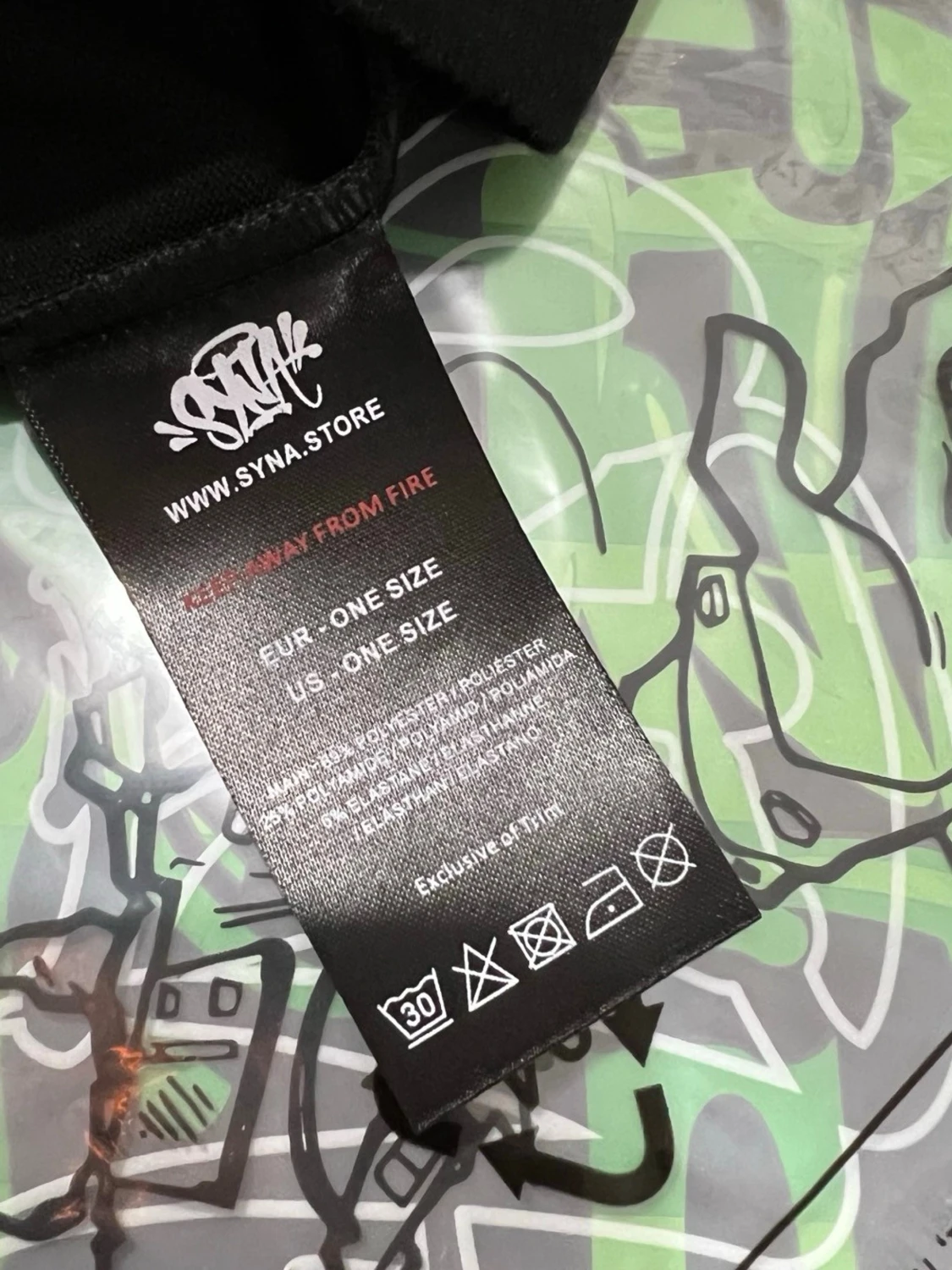 Svart mössa från SYNA med röd logga - 3