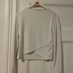 Vit omlottopp med långa ärmar - Fin till kostymbyxor