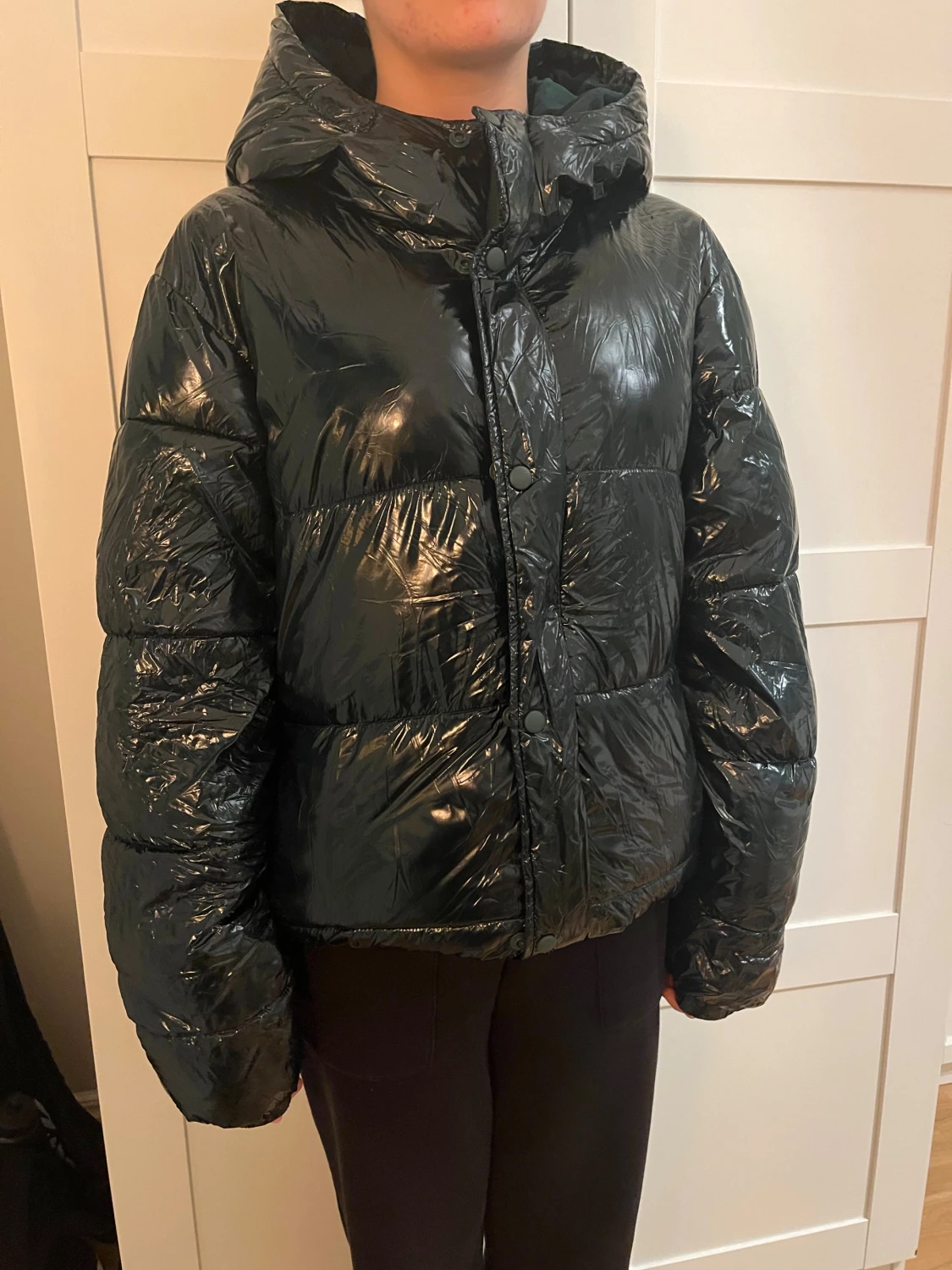 Svart pufferjacka från Zara med huva