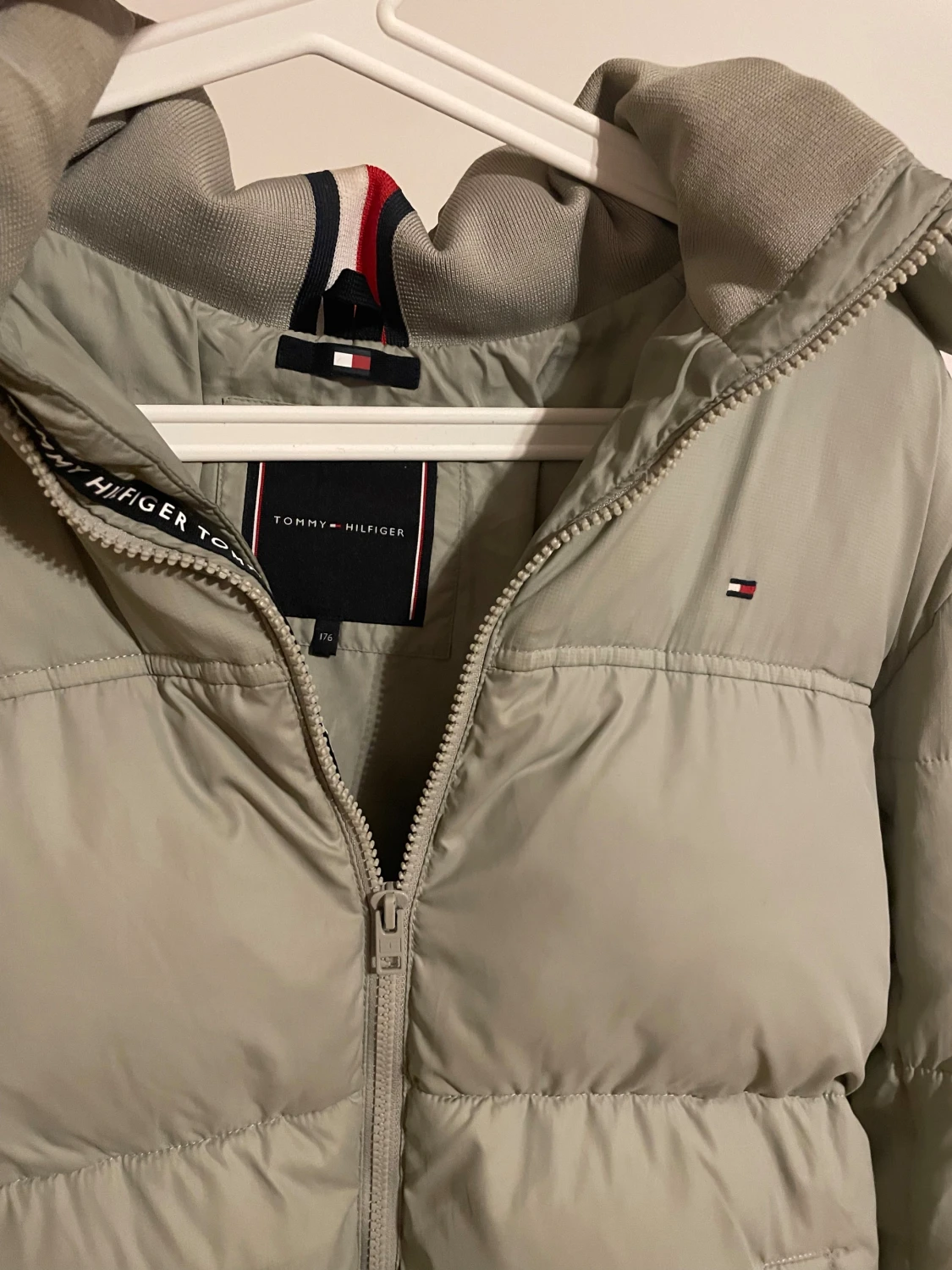 Ljusgrå pufferjacka Tommy Hilfiger - 2