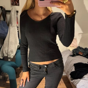 Svart långärmad tröja  - Svart, långärmad ribbat tröja