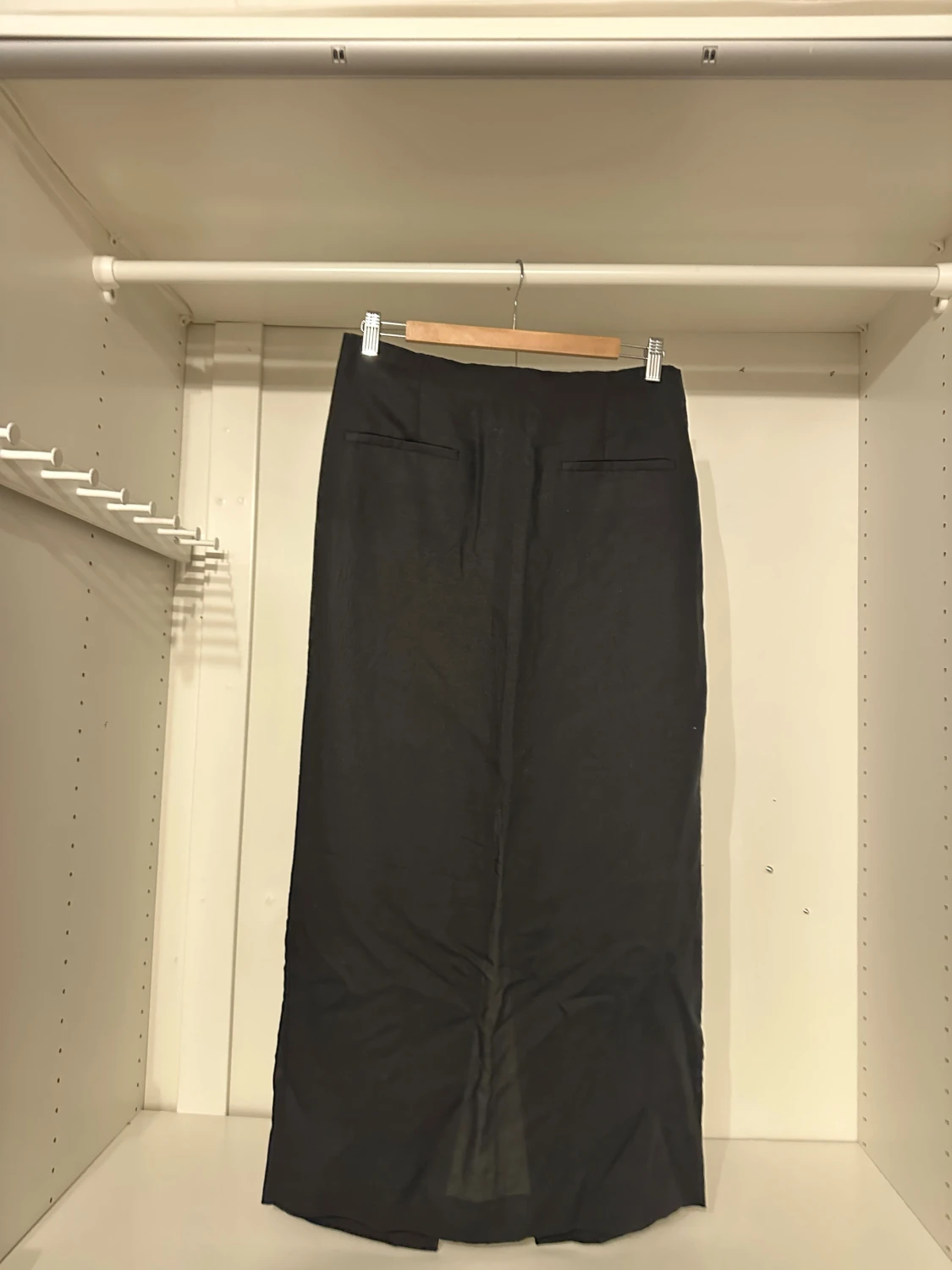 Svart långkjol med slits - 1