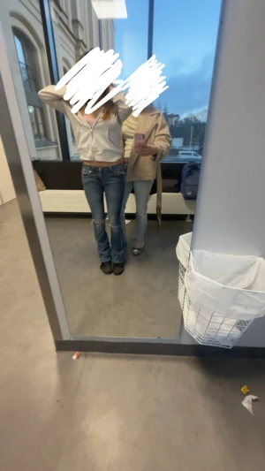 True Religion Joey Low Rise Bootcut Jeans - PRIS GÅR ATT DISKUTERA🩷🩷Snygga blå jeans från True Religion, modell Joey Low Rise Flare. Bootcut passform med låg midja och slitna detaljer vid knäna. Klassiska fickor med dekorativa sömmar och bronsfärgade knappar. 