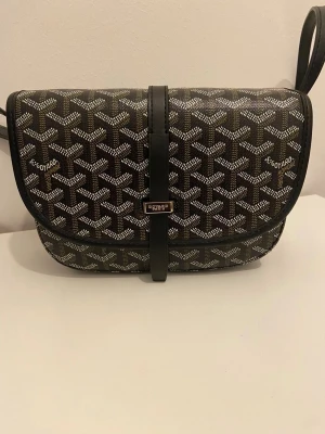 Axelväska  - Säljer en helt oanvänd och fin väska. Perfekt till både vardag och fest. Rymmer mobil, plånbok, nycklar och smink. Justerbar rem kan bäras både crossbody och över axeln. 