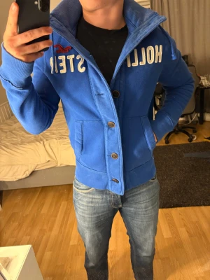 Hollister cardigan - sällsynt  - Säljer nu denna supereftertraktade Hollister-cardigan! Skicket är 8/10 | välvårdad och i riktigt fint skick | Perfekt plagg nu i säsong och väldigt populär | så först till kvarn | den här blir såld snabbt!