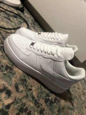 Vita air forces 1 - Jätte fina air forces i bra skick. Använda 1 gång och är i storlek 40.5.