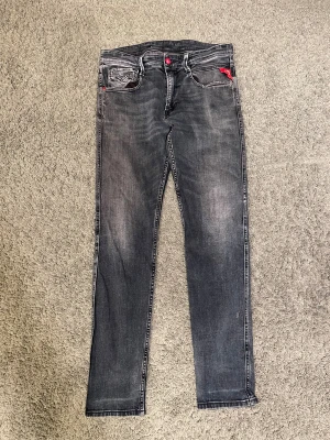 Replay svarta slim jeans  - Säljer dessa riktigt feta replay jeansen, de är begagnade men finns inga konstigheter med de alls. De är storlek W31 L32. Hör av dig om du har några frågor.