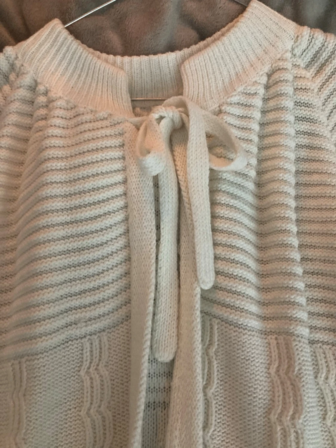 Vit stickad kofta med knytband - 1