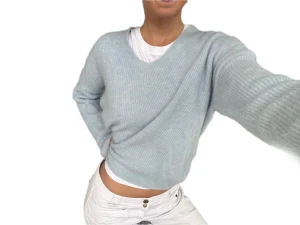 Mos Mosh stickad tröja ull/mohair ljusblå  - Supermysig ljusblå stickad tröja från Mos Mosh Tröjan är ribbad och har en loose fit. Köpt i XS men passar S-M med! Superkvalitet och varm!!! Ull och mohair!! Så fin!! 🩵🩵🩵