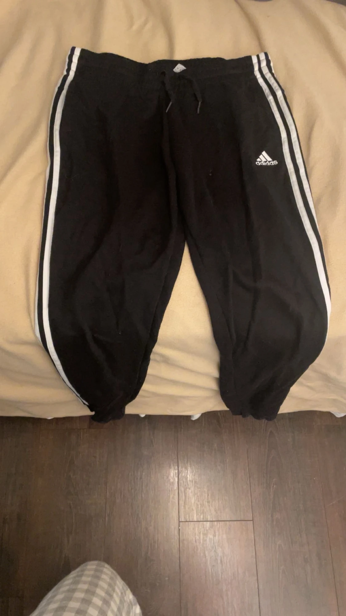 Svarta Adidas mjukisbyxor med vita ränder