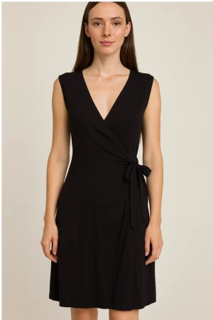 Svart omlottklänning med knyt - Snygg svart omlottklänning från Stockh lm med v-ringning och knyt i midjan. Klänningen är ärmlös och har en kort längd som ger en stilren och modern look. Perfekt för dig som gillar enkel design med en twist. Materialet är mjukt och följsamt, troligen bomull eller polyester.