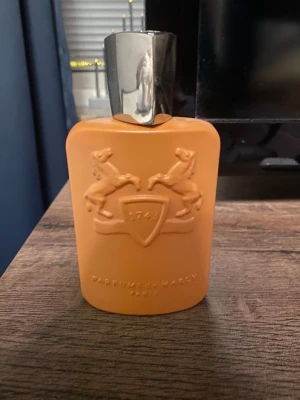 Parfums de Marly Altahir - Snygg och exklusiv parfym från Parfums de Marly Paris. Flaskans unika design och färg sticker ut i mängden och passar perfekt för dig som vill ha något annorlunda i din samling. Märkt med årtalet 1743 på framsidan. 125 ml