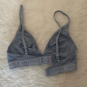 Tommy Hilfiger -  Tommy Hilfiger triangle bra💕strl XS men stretchig så funkar även till lite större storlek. Härligt och mjukt material.