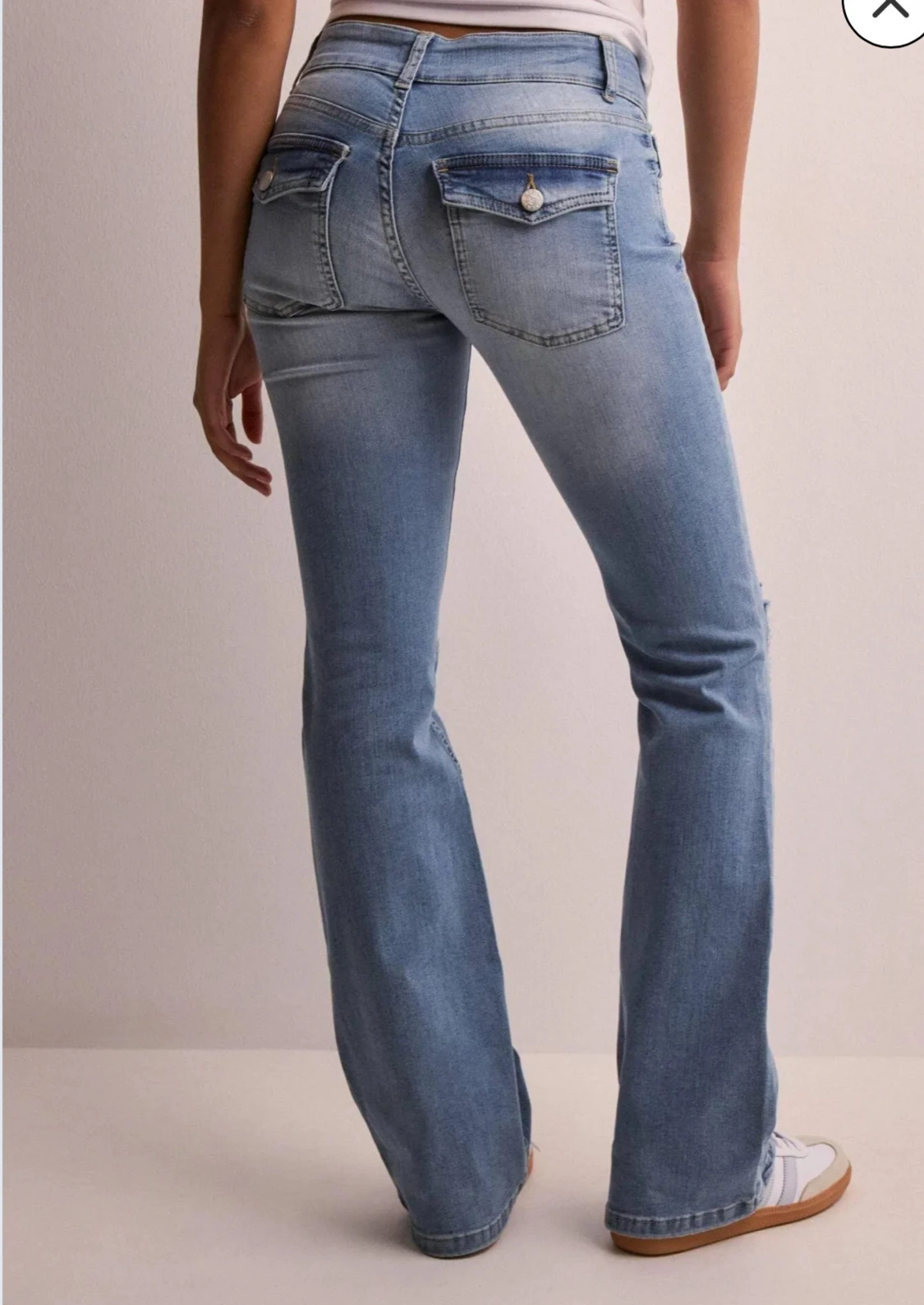 Ljusblå bootcut jeans med slitningar - 1