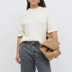 Vit stickad tröja med kort ärm - Superfin vit stickad tröja med korta ärmar och rund hals. Pris kan diskuteras 