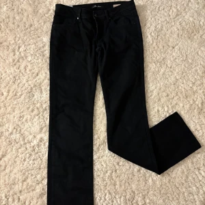 Svarta jeans - Jättesnygga svarta jeans från Mavi i storlek 29/34, säljer då de är för små på mig.💕