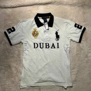 Chief Keef Vit Polo Ralph Lauren Dubai t-shirt - Chief Keef Vit t-shirt från Polo Ralph Lauren med svart krage och svarta detaljer.                                                       ✅Skriv för frågor eller mer bilder ✅