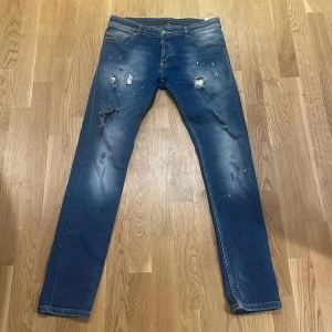 Dsquared2 jeans - Tja. Säljer dessa as feta dsquared2 jeans. I strl32. Skicka ett dm om du har en fundering 
